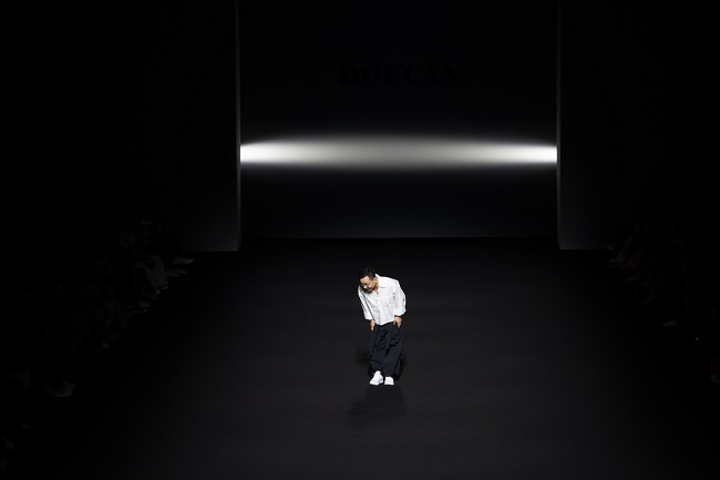두칸 2025 S/S 서울패션위크, ‘DNA’로 새로운 패러다임 제시 4612-Image